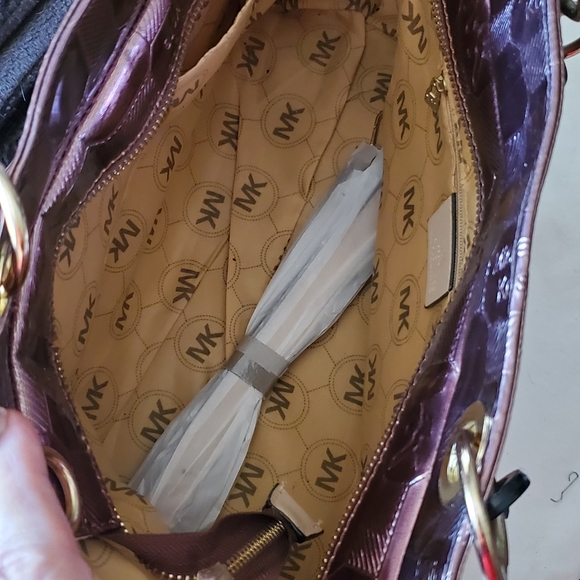 Michael Kors Large shiny Tote - Picture 3 of 3